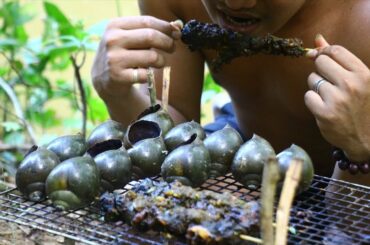 Cooking Snail bbq with Chili sauce - Grilled snails for food