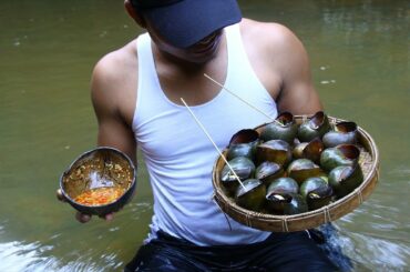 Cooking Snail recipe eat in River - Boiled Snail eat with Chili Sauce