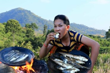 Find and cooking fish Recipe -fry fish with chili sauce eating delicious -cooking in forest