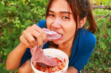 Yummy Eating Fresh Beef With Chili Sauce - KH Daily2