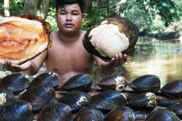 Recipe cooking river mussel with chili - Cooking skill in forest