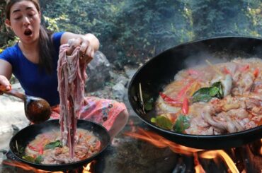 Curry pig intestine with chili cooking in wild – Pig intestine with chili recipe test delicious