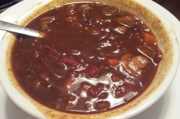 Quick and Easy Vegetarian/Vegan Chili Recipe Demonstration