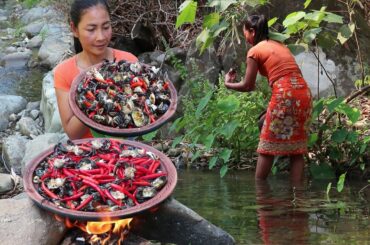 Find Catch Crabs and Cooking Crabs Frying with Hot Spicy Chili for Food - Food my village Ep 3