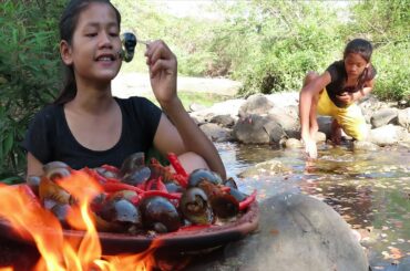 Yummy Cook Snail with Hot Spicy Chili recipe and eating delicious - Survival skills Anywhere Ep 88