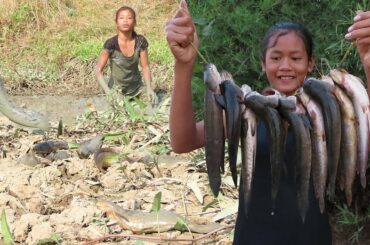 Life skills: Catching Fish in Mud Lake to Grilled for lunch - Survival skills Anywhere Ep 90