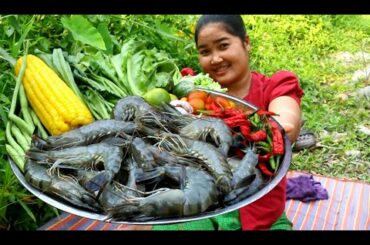 Cooking fresh tiger prawns with chili recipe By village - Yummy prawns - Cooking Life