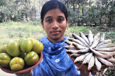 Raw Tomato and Small Fish Recipe | Tangra Mach Kacha Tomato Curry Cooking By Street Village Food