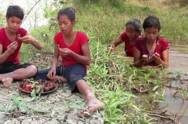 Find Snails in Pond water & Snail Curry with Spicy Chili for Eating delicious - My Natural Food Ep 6