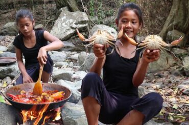 Find Catch Crabs for Food in The Forest - Cooking Crab Curry with Spicy Chili for Eating delicious