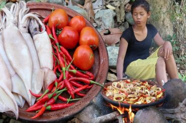 Cooking Squid curry with Spicy Chili and Eating delicious - Survival skills Anywhere Ep 94