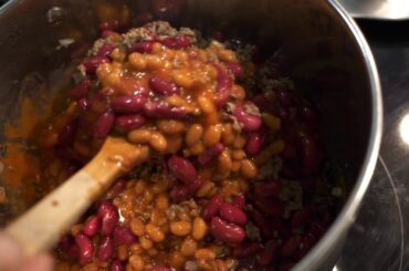 QUICK AND EASY CHILI RECIPE - WATCH AND LEARN (HOW TO MAKE BEEF CHILI)