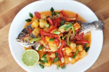 Fried Whole Bream with Sweet Chili Sauce and Pineapple