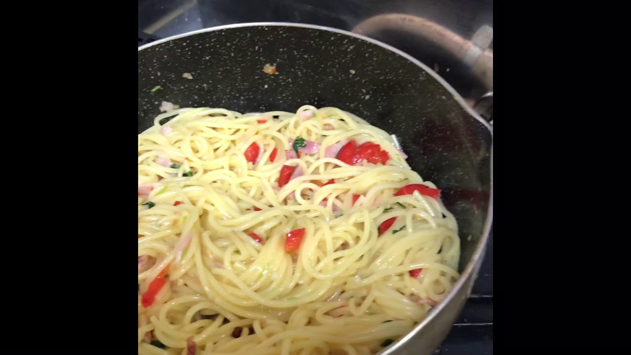 Aglio Olio e peperoncino-spaghetti mit knoblauch chili sauce-spaghetti ...
