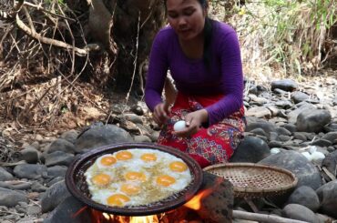 Cooking 10 Egg on The clay with Chili sauce for Lunch # 131
