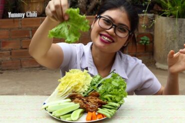 Eating Delicious crispy chicken wings with chili recipe