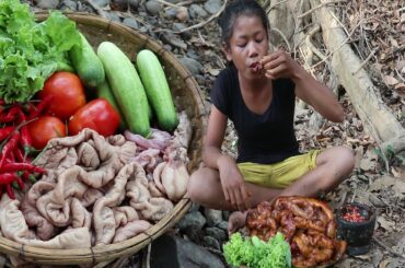 Yummy food: Pig intestine Spices tasty Cooking Vs Peppers sauce - Survival skills Anywhere Ep 104