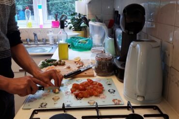 أسهل مقلة قمرون و الثوم والحار Easy way to make Chili and Garlic Prawns 🇲🇦🇬🇧