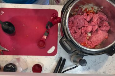 Emily Cooks Up Instant Pot Chili - Quick comfort food