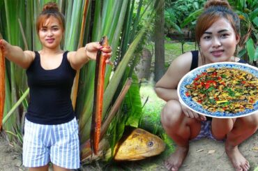 Yummy Cooking Fried Eels with Chili Recipes - Village Food Factory - Eating Delicious