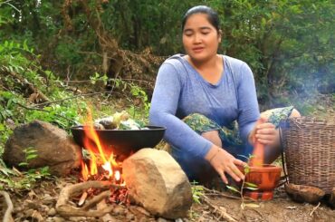 Cute Girl Cooking Snail with Spicy Chili and Eating Delicious