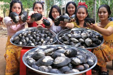 Yummy fresh river shells grilled recipe with chili sauce