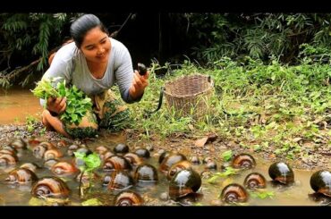 Wow Awesome Women Find  Snail  in Riverside  - Cooking Snail  with Spicy Chili eating delicious
