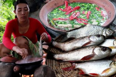 Cooking soup fish with spicy chili recipe at river test delicious