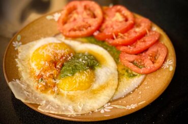 Habanero Relish: Habanero, Garlic & A Blend of White Vinegar, White Wine Vinegar and Salt.