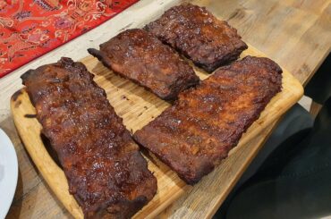 Double smoked Habanero, chipotle and garlic rubbed pork ribs, with homemade honey and whiskey baste. Smoked over guava wood.