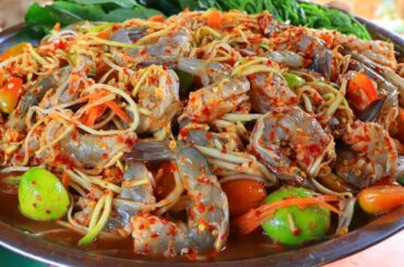 Tasty shrimp salad with papaya and chili recipe - Eating spicy Papaya salad shrimp