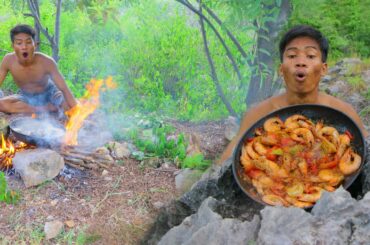 Survival Skills Primitive: Cooking shrimp  with papaya and chili recipe Eating delicious