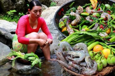 Yummy fresh shrimp hot spicy chili mixed with vegetables tasty delicious-I like to eat