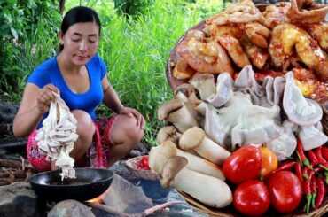 Easy food recipe: Yummy  Pig intestines with tomato and mushroom spicy chili cooking  at river