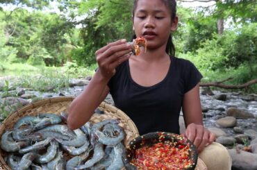 Wow! watering mouth with Raw shrimp vs Hot chili sauce This seafood tasty I like to eat