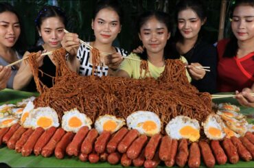 Yummy noodle chili with egg and hot dog recipe in my family