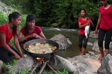 Cooking big fish spicy with Hot chili for food of Survival in the forest - My Natural Food ep 67