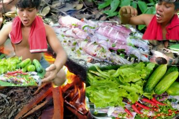 Grilled squid on the rocks with chili sauce