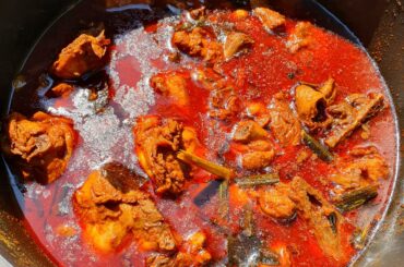 I think the color of this Sri Lankan chicken curry speaks for itself. 🔥🌶️