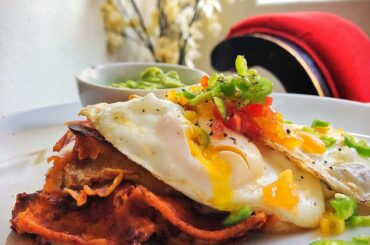 Breakfast is legit opening up the nose with Chipotle Pepper Sauce Enchiladas topped with Sliced Serrano 🔥🔥🔥🔥 [homemade]