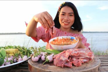 Eating beef with fish chili sauce - Eating show