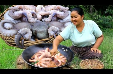Wow Women Cooking Big Squid Curry with Spicy Chili recipe &  Village Cooking
