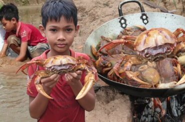 Find Catch Crabs for Food - Cooking Crab Curry with Spicy Chili for Eating delicious