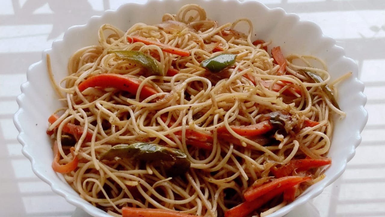 RESTAURANT STYLE CHILI GARLIC HAKKA NOODLES RECIPE AT HOME CHILI