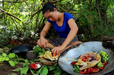 Life solo, Cooking chicken spicy chili in jungle of survival taste delicious