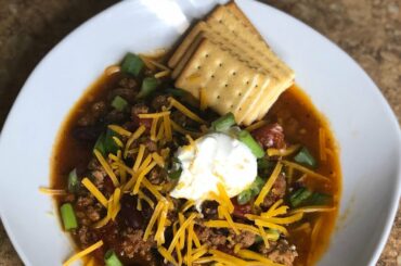 HOW TO MAKE HOMEMADE CROCKPOT CHILI | SLOW COOKER CHILI RECIPE | QUARANTINE MEALS 2020