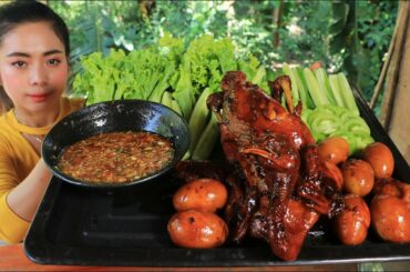 How to cook chicken curry with egg and chili sauce