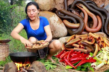 Survival skills: Catch ells in water mud for dish-Cooking ells spicy chili taste delicious