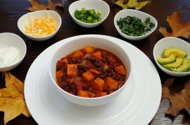 SWEET POTATO AND BLACK BEAN CHILI | NO MEAT, VEGAN | ONE POT RECIPE