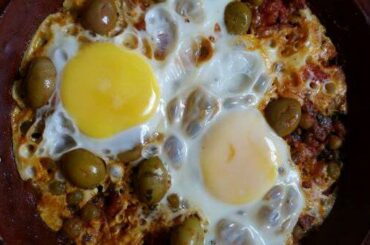 Spicy Eggs with Tomatoes and Beans